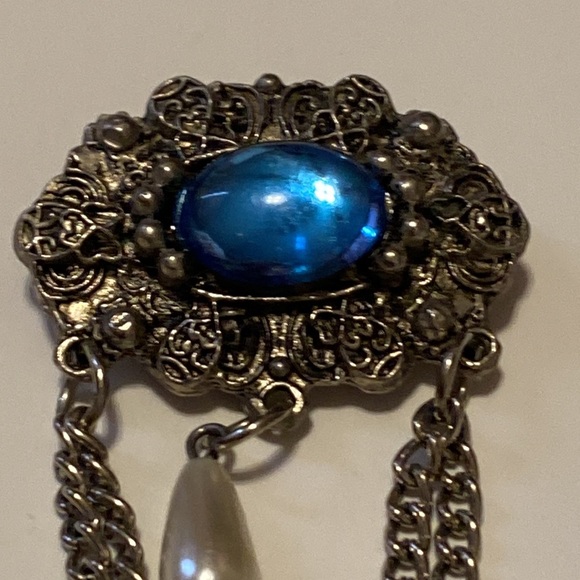 Vintage 1980’s Victorian Style Blue Stone Faux Pearl Two Chain Brooch Pin - Picture 5 of 5